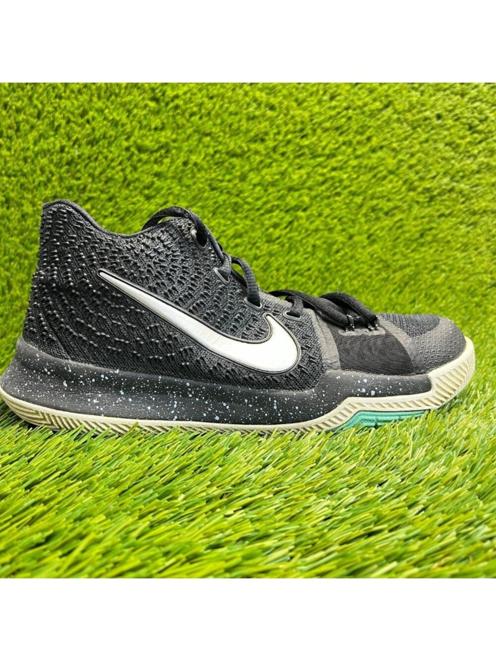 Nike Kyrie 3 GS Boys Size 7Y Black White Athletic Basketball Shoes Sneakers‎